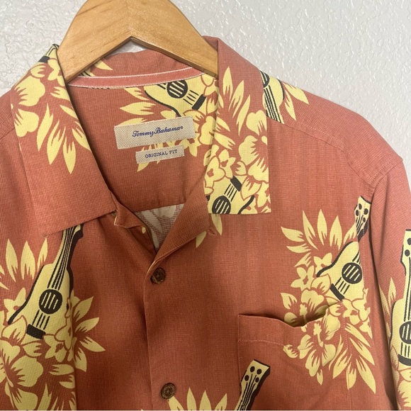 Tommy Bahama 100% Silk Hawaiian Shirt Ukulele Guitar Print Coral Floral Men’s - Picture 5 of 14